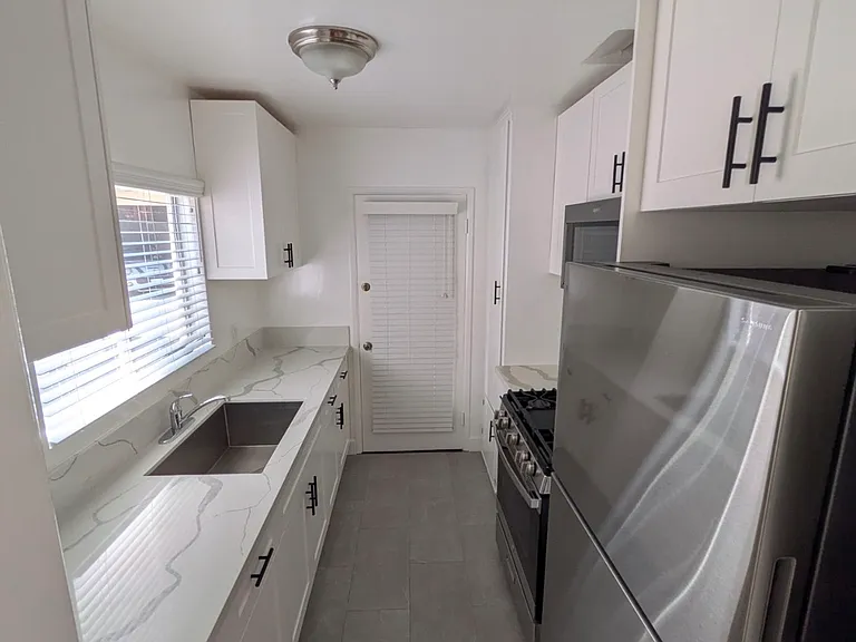 1720 Grevelia St #C — Photo 7
