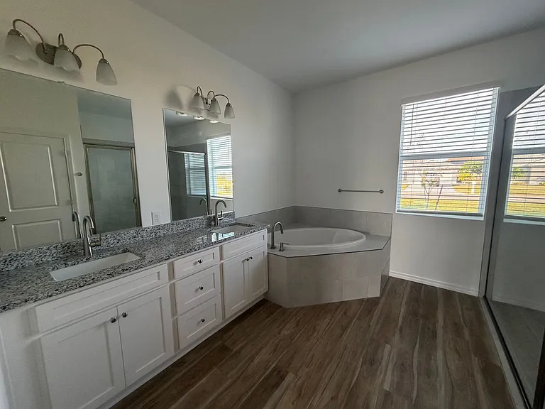 18418 Wintergarden Ave — Photo 12