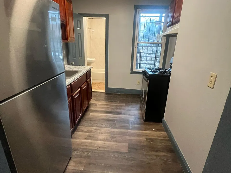 44 4th St #2R