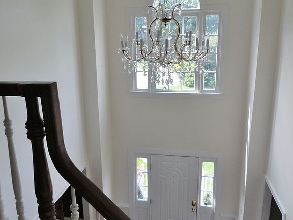 Foyer: Vaulted ceilings
