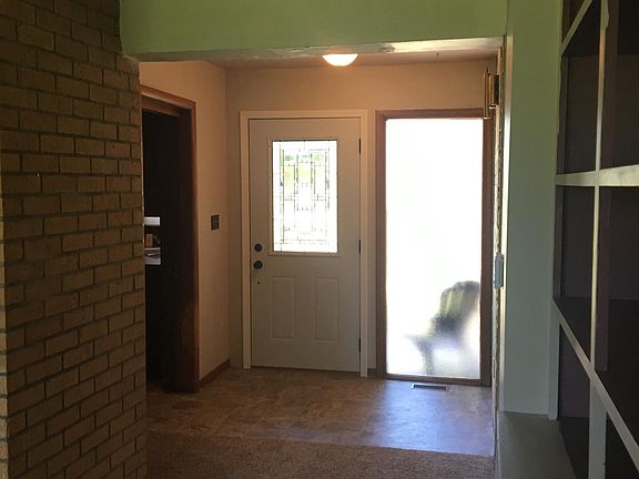 Foyer to front door
