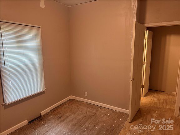 4th image of 2343 Milton Ave