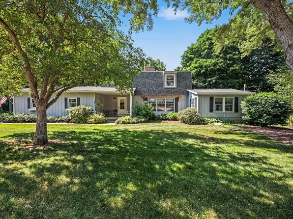 608 Arboretum Dr, Fremont, MI 49412