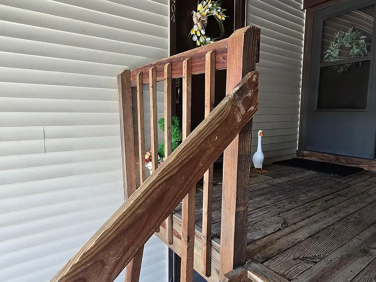 404 Lindsey Ct — Photo 1