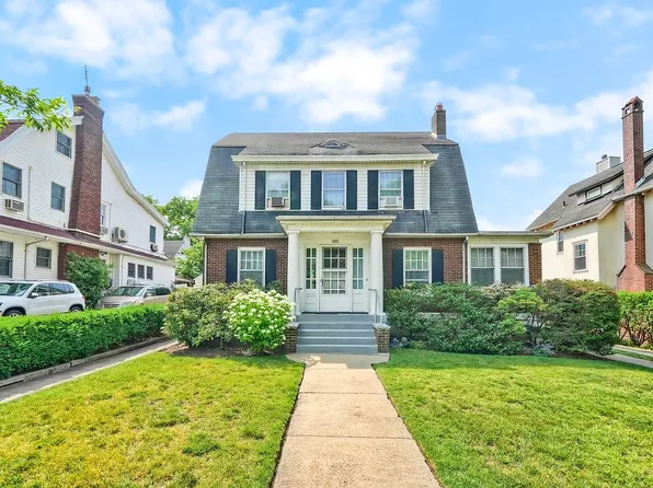 105 82nd Rd, Kew Gardens, NY 11415