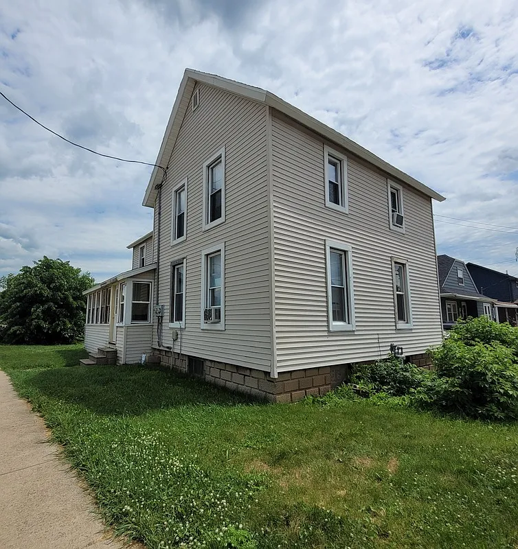 2 bed, 1.0 bath, $899 — Photo 2