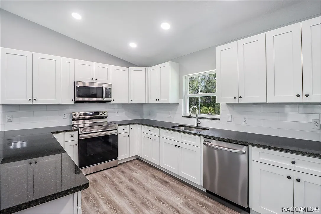 3 bed, 2.0 bath, 1372 sqft, $1,800 — Photo 4