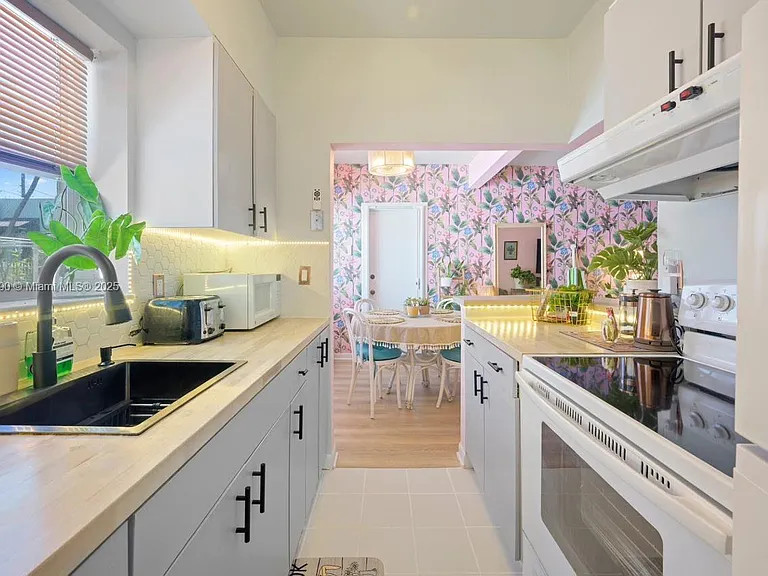 315 Van Buren St #104B — Photo 8