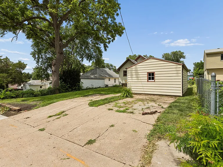 7911 Maywood St — Photo 33