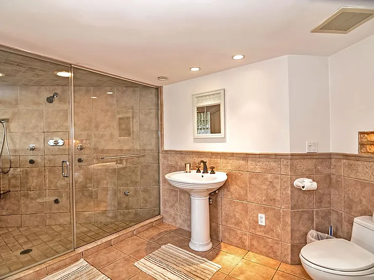 660 Washington St — Photo 30