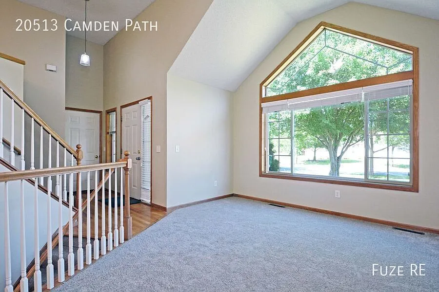 Beautiful 3 Bedroom + Den, 2 Bathroom, 3 Car Garage Single Family Home. Must See! — Photo 3