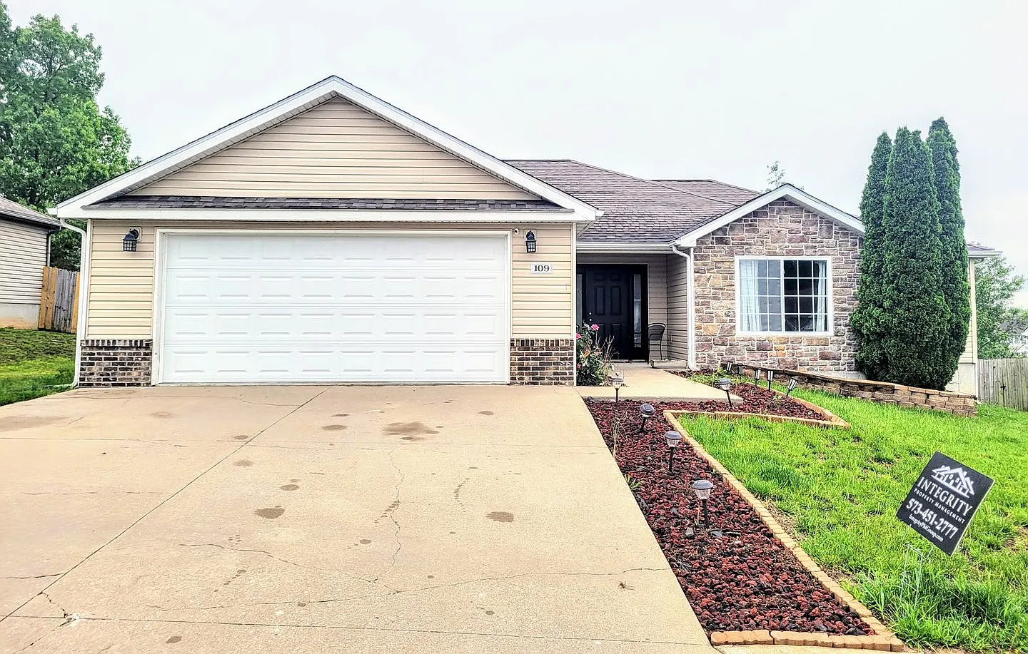 1 story home with a fence — Photo 1