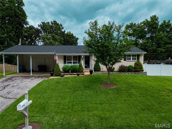 2202 Gladiator Dr, Fenton, MO 63026