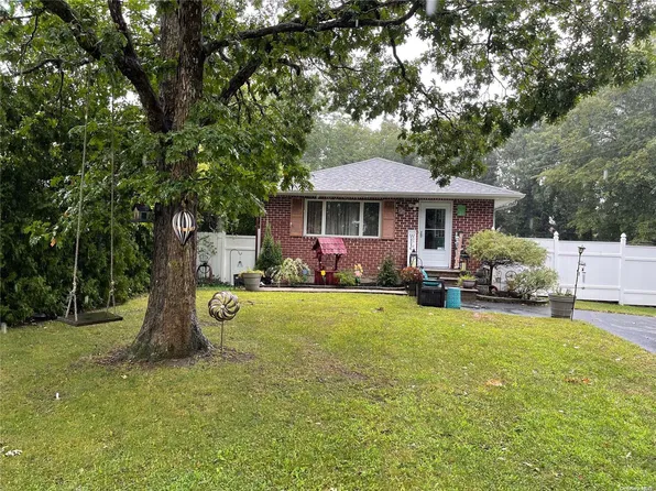 287 S Roberts Street, Holbrook, NY 11741