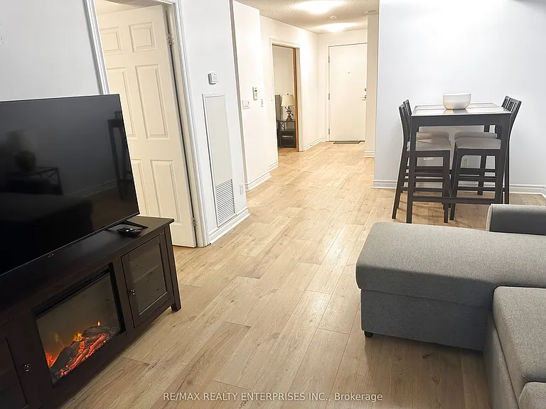270 Wellington St W #409 — Photo 9