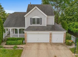 8 Monarch Ct, Lake In The Hills, IL 60156