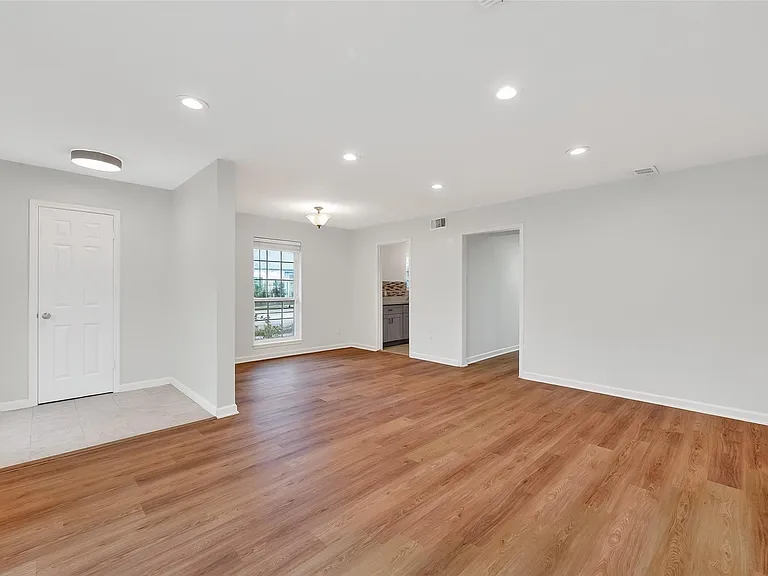 500 N Post Oak Ln — Photo 5