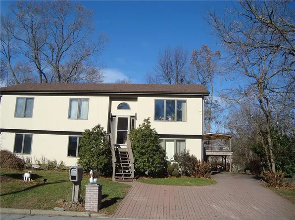 22 Saddlebrook Dr, West Warwick, RI 02893