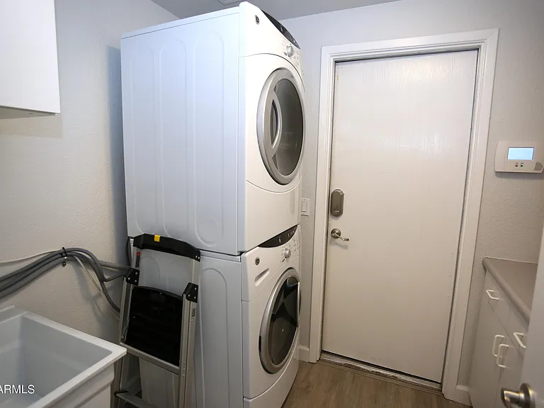 924 E Manor Dr — Photo 31
