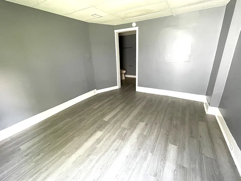 623 E 12th St #4 — Photo 8