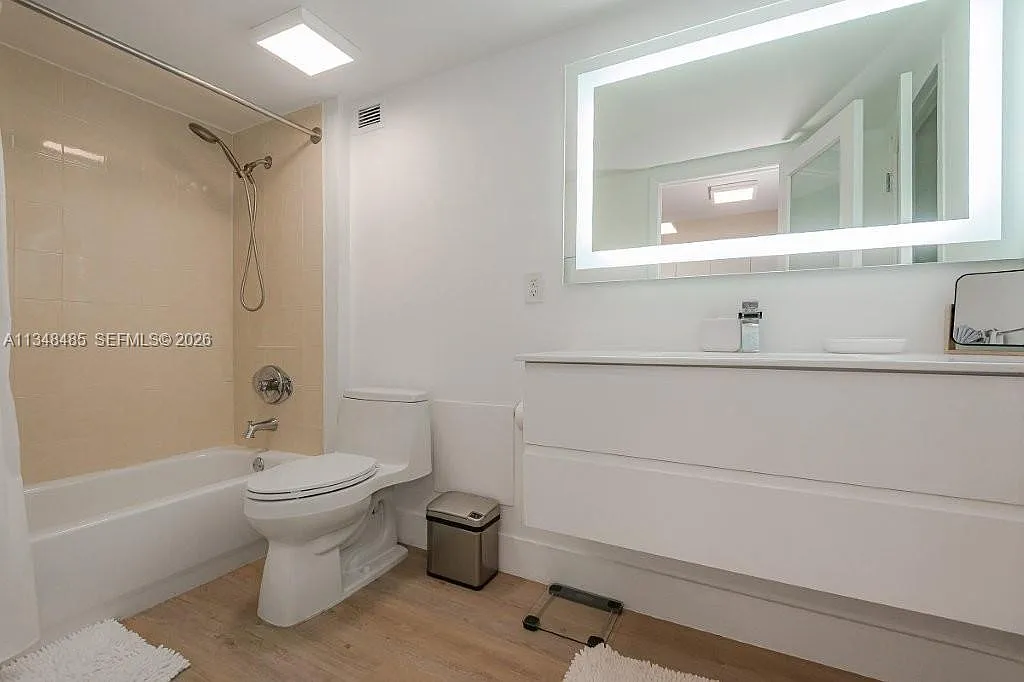 Roney Palace Condo — Photo 4