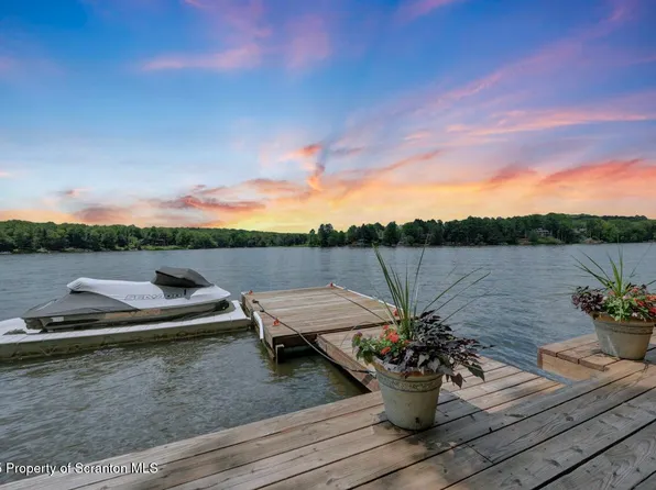 1753 Rockpoint Ct, Lake Ariel, PA 18436