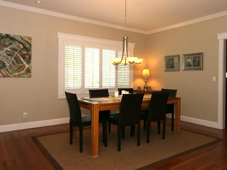 2050 Brewster Ave — Photo 9