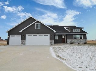 1913 26th Ave NW, Minot, ND 58703
