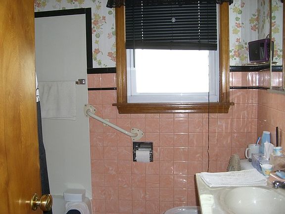 3rd image of 905 N Park St