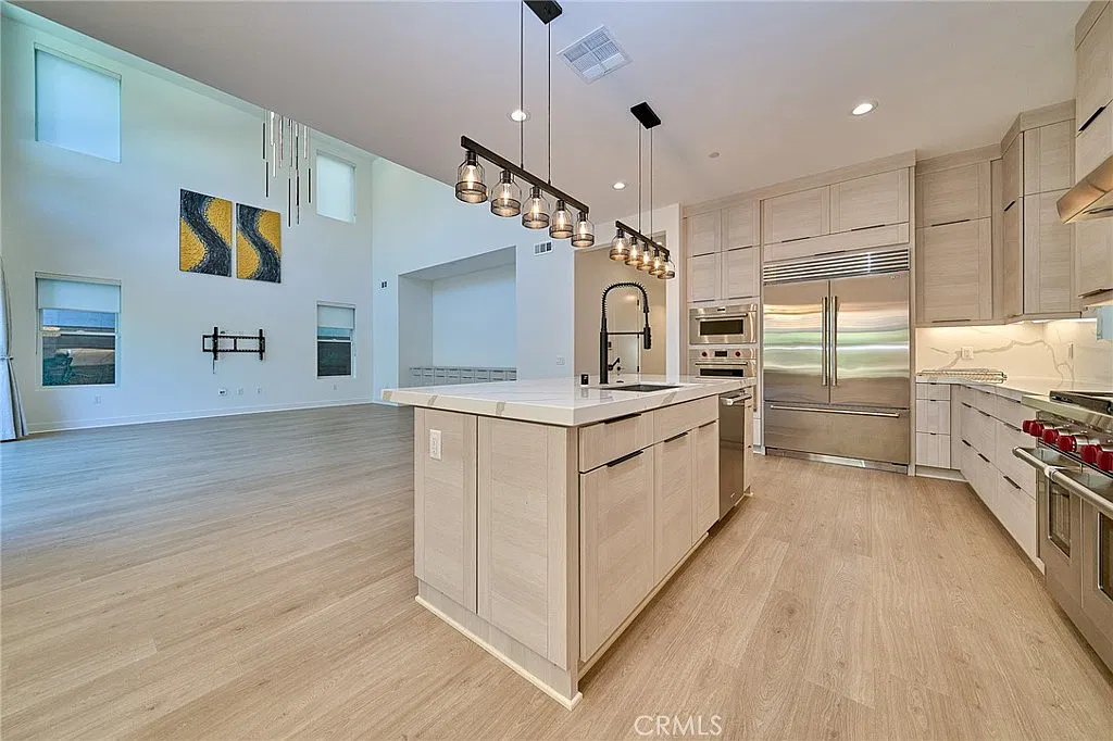 6 bed, 3892 sqft, $11,000 — Photo 4