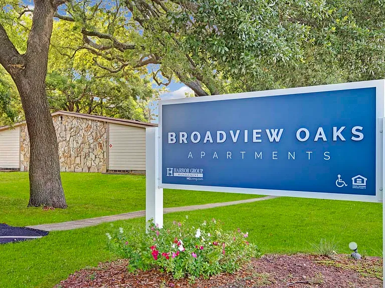 Broadview Oaks Apartments — Photo 14