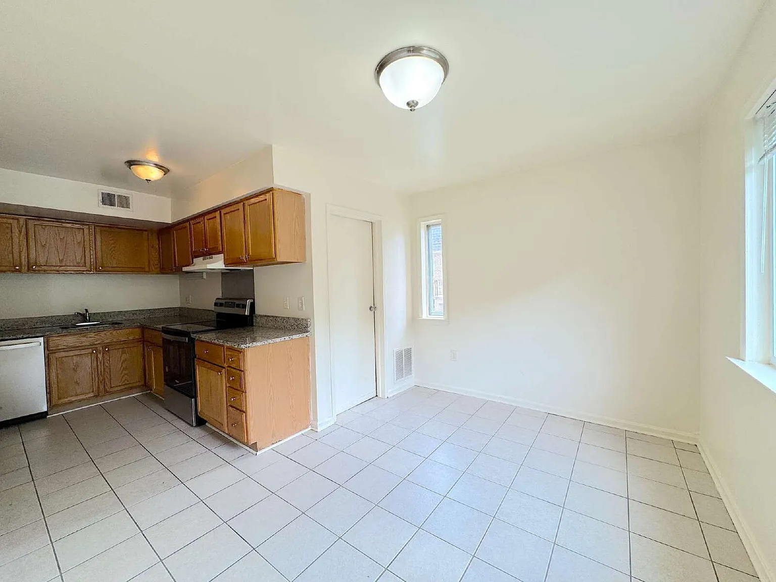 3 bed, 2.0 bath, 1400 sqft, $2,350 — Photo 4