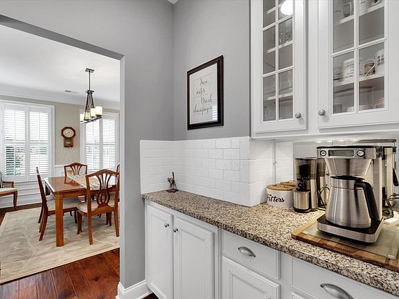 5th image of 300 Castlemaine Dr