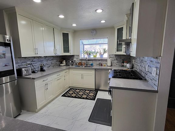 recessed lighting, top of the line appliances