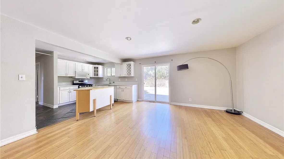 6 bed, 4291 sqft, $6,500 — Photo 4