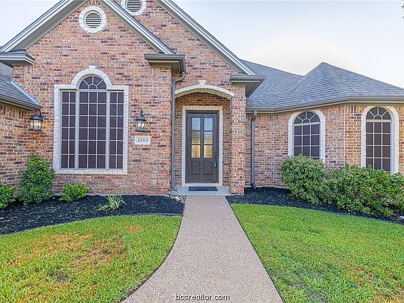 3rd image of 3202 Woodcrest Dr