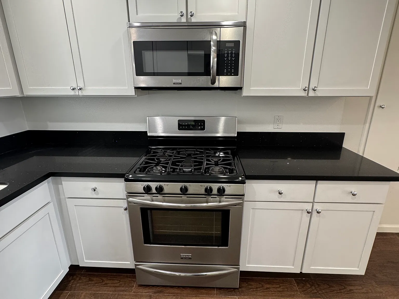 2 bed, 750 sqft, $3,200 — Photo 2