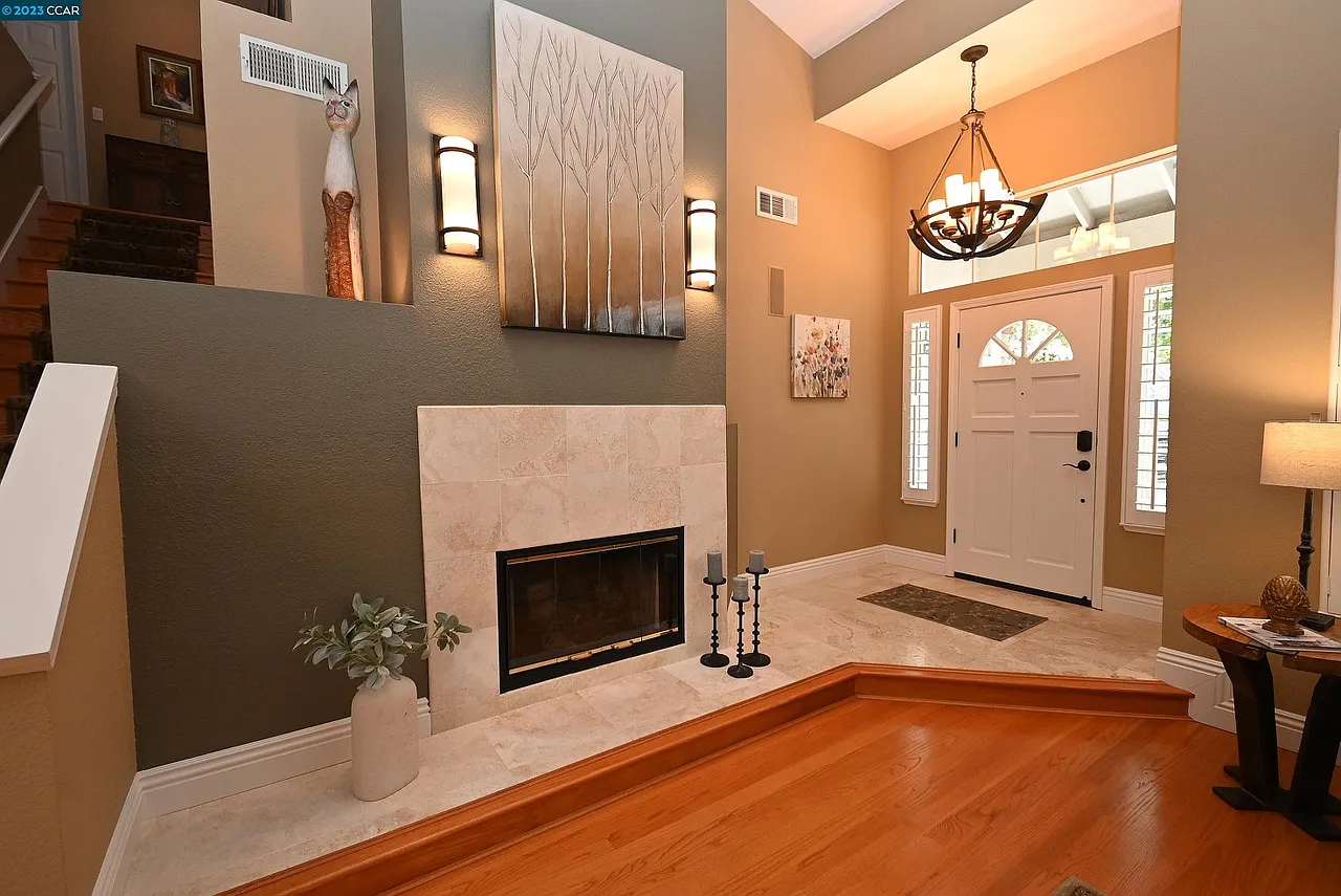 3 bed, 1939 sqft, $4,650 — Photo 2