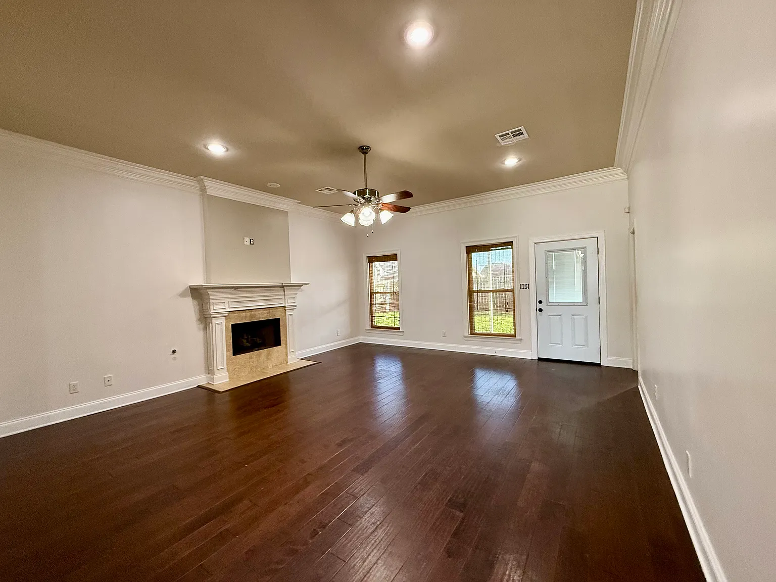 5 bed, 2100 sqft, $2,400 — Photo 3
