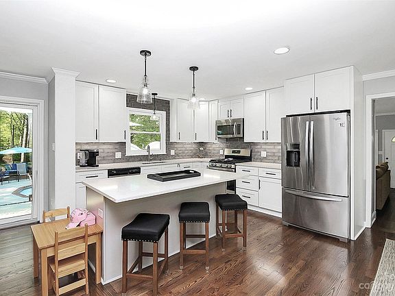 4th image of 2451 Colebrook Dr