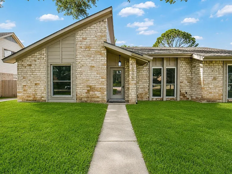21323 Park Bluff Dr — Photo 2