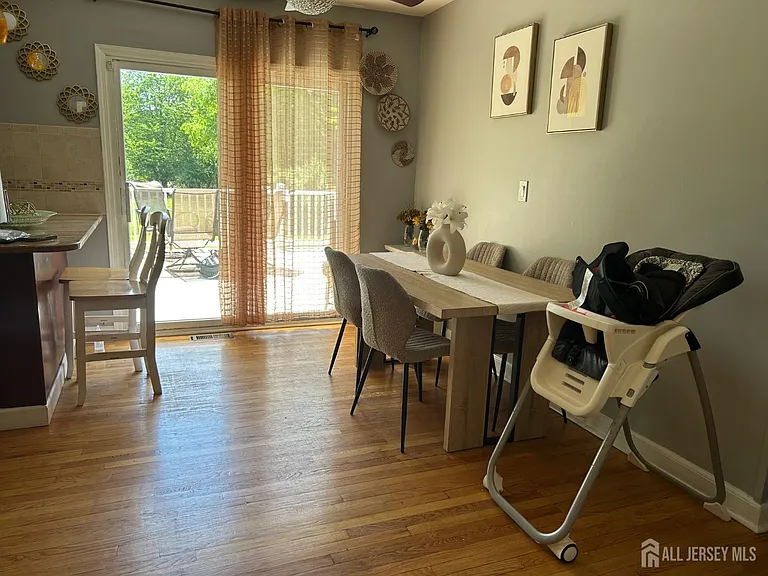 869 Gates Ave — Photo 5