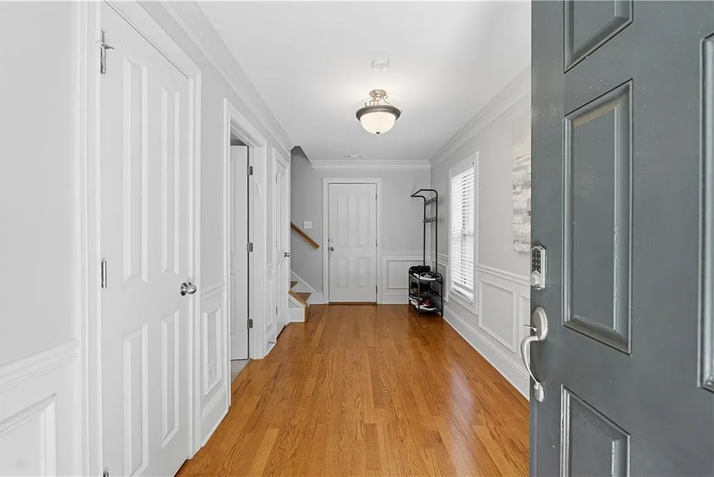 3 bed, 3.5 bath, 2400 sqft, $2,900 — Photo 2