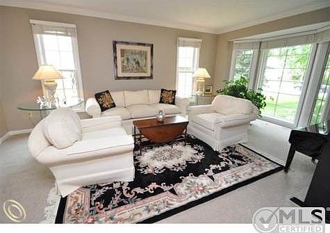 Living Rm w/Crown Moulding