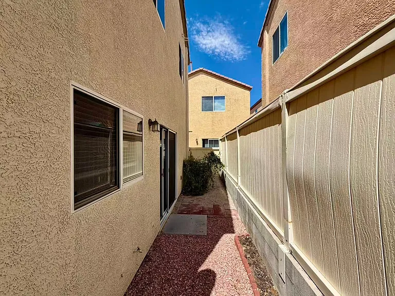 884 Blue Rosalie Pl — Photo 24