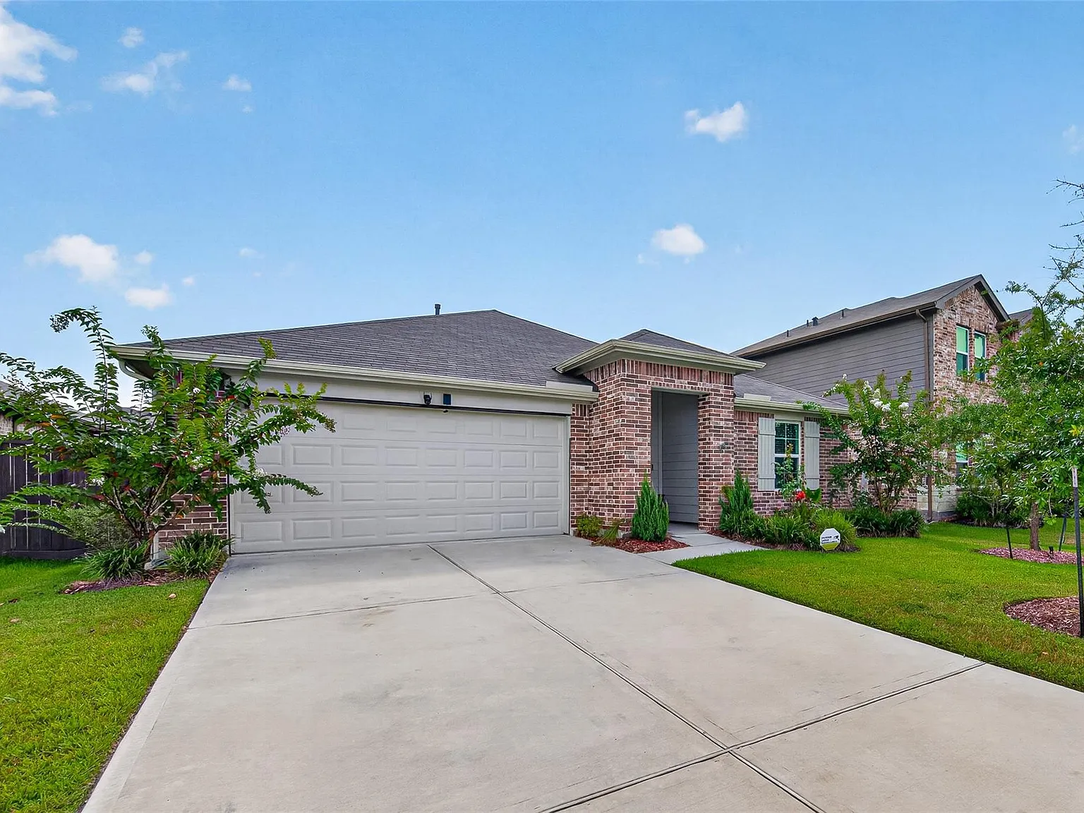 4 bed, 2.0 bath, 1962 sqft, $2,400 — Photo 3