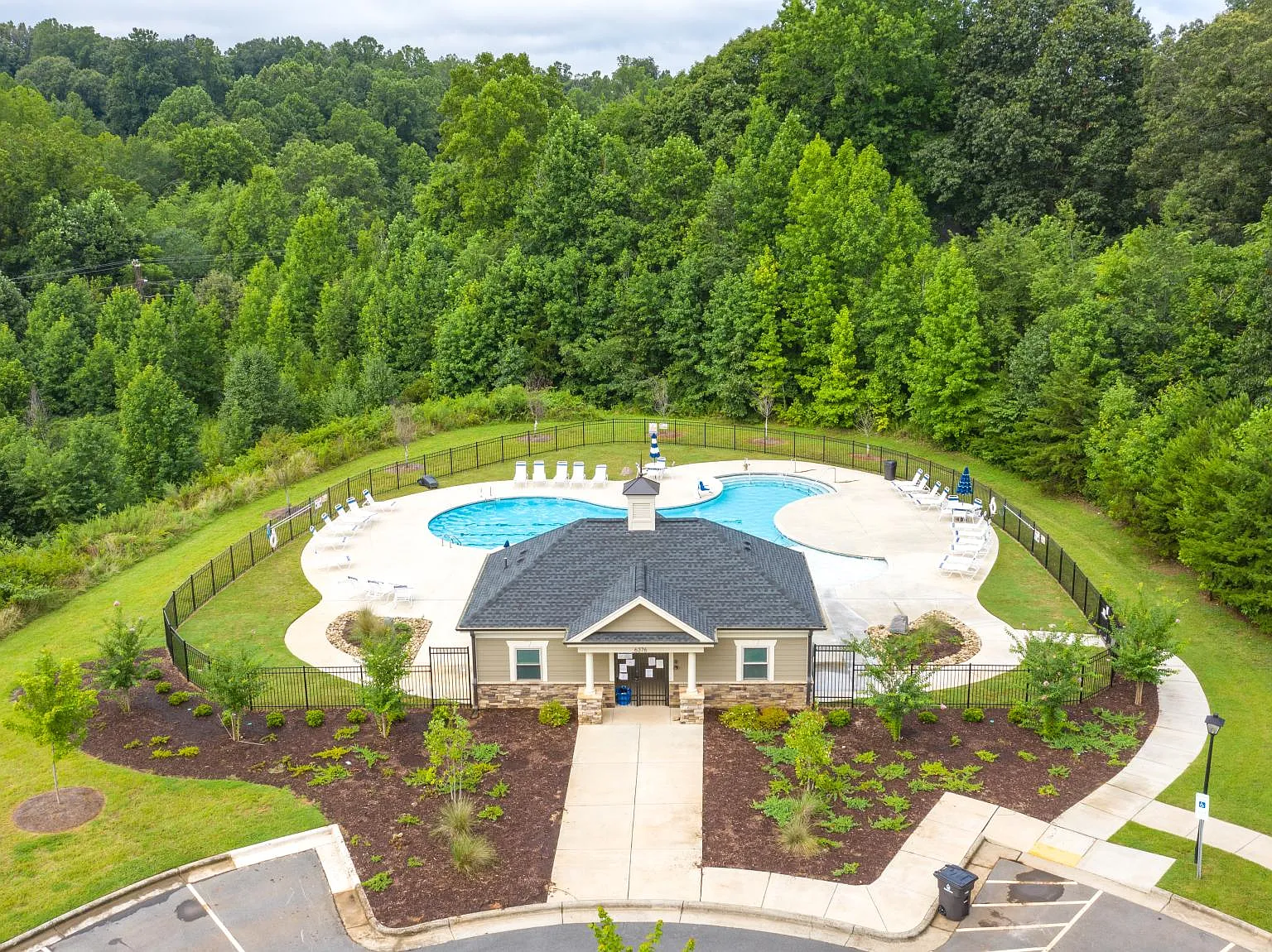 4 bed, 2.5 bath, 2700 sqft, $2,150 — Photo 4