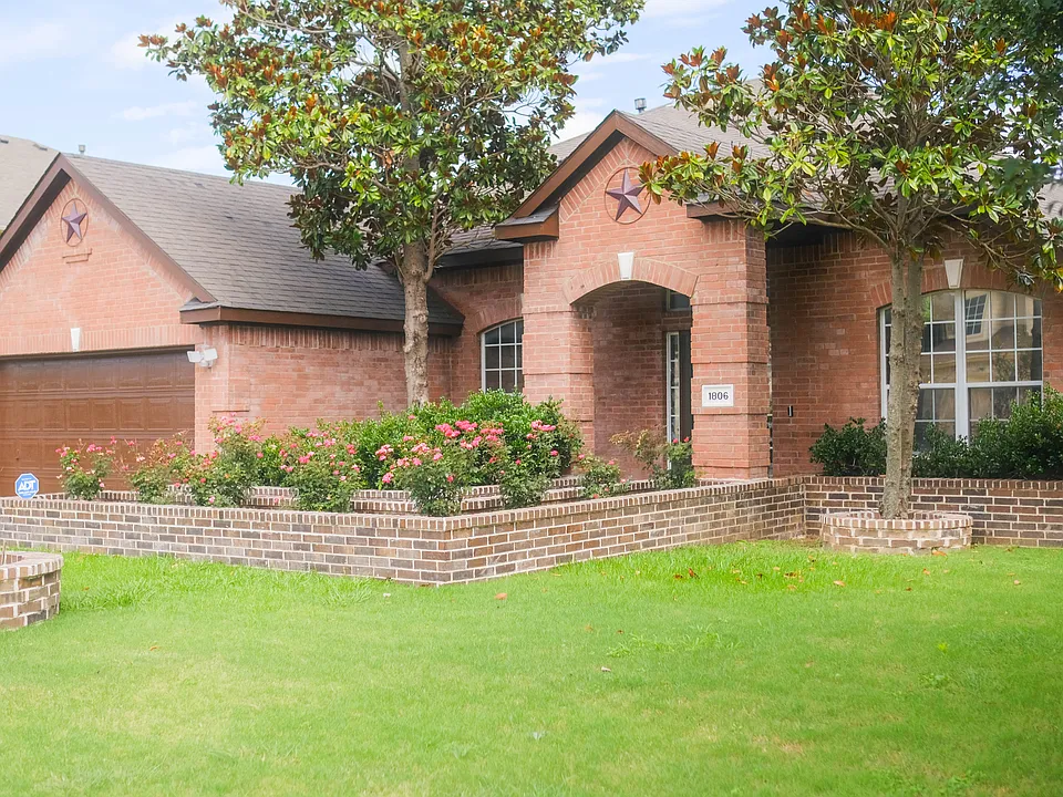 1806 Walnut Hills Ln