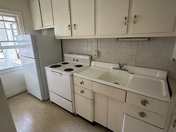 4th image of 804 W 48th St #106