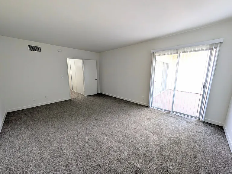 Chateau Lamont Apartments — Photo 14